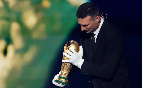 Lionel Scaloni, entregó la Copa del Mundo 