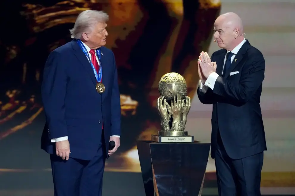El presidente de EE UU, Donald Trump, recibe de manos del presidente de la FIFA, Gianni Infantino, el premio de la paz.