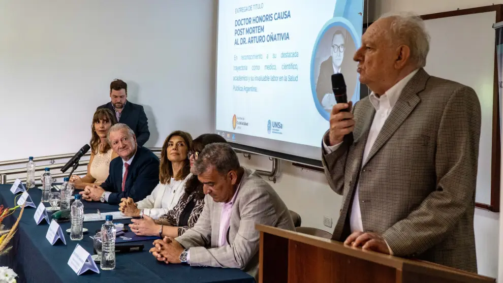 Saravia Day, dando su discurso recordando a al Dr. Oñativia