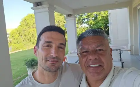 Claudio Tapia y una selfie "feliz" con Lionel Scaloni.