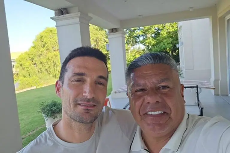 Claudio Tapia y una selfie "feliz" con Lionel Scaloni.