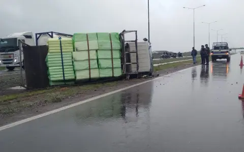 Vuelco de un camión en la Circunvalación Oeste.