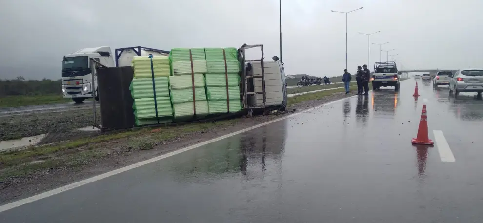 Vuelco de un camión en la Circunvalación Oeste.