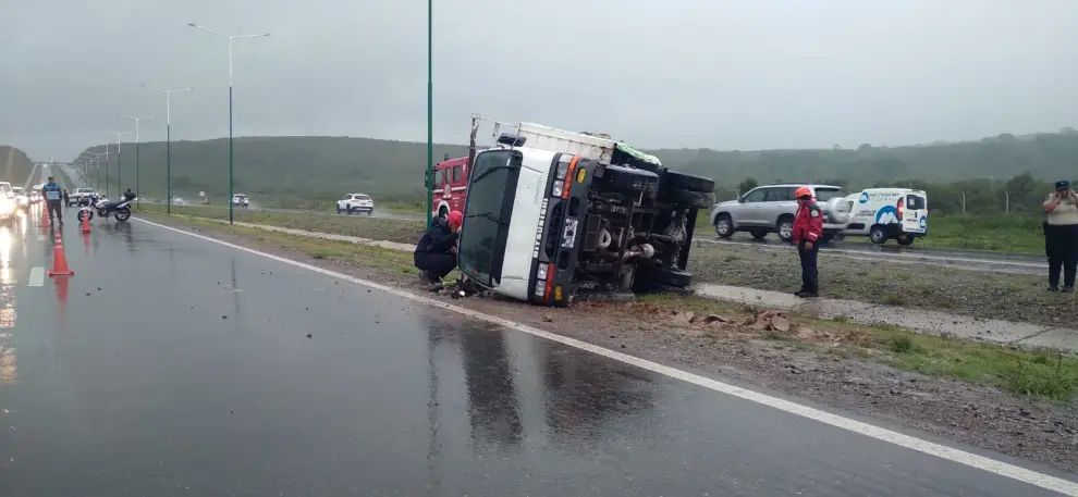 Vuelco de un camión en la Circunvalación Oeste.