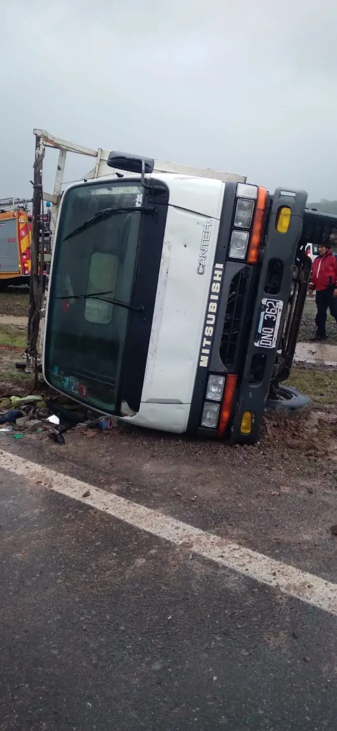 Vuelco de un camión en la Circunvalación Oeste.