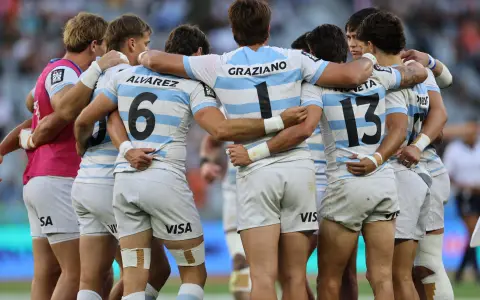 Los Pumas 7's aplastaron a Australia y vencieron con lo justo a Francia para meterse en la lucha por el Seven sudafricano. 