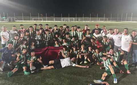 La foto del festejo de los juveniles salteños tras la doble corona en Córdoba.