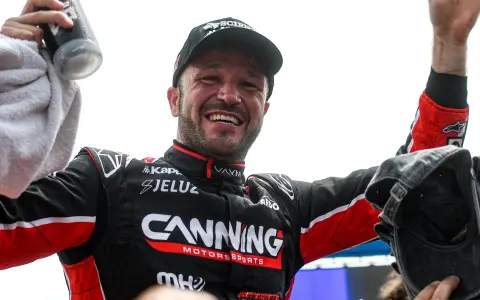 Agustín Canapino es llevado en andas tras consagrarse campeón del Turismo Carretera por quinta vez.
