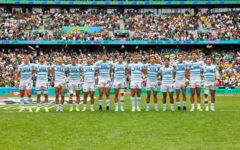 Los Pumas 7's, que se llevaron la medalla de plata de Ciudad del Cabo, y Eliseo Morales en la formación (el cuarto, de derecha a izquierda).
