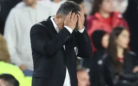 Marcelo Gallardo parece no poder creer hasta dónde llega el fracaso de su River, que no jugará la Copa Libertadores en 2026.