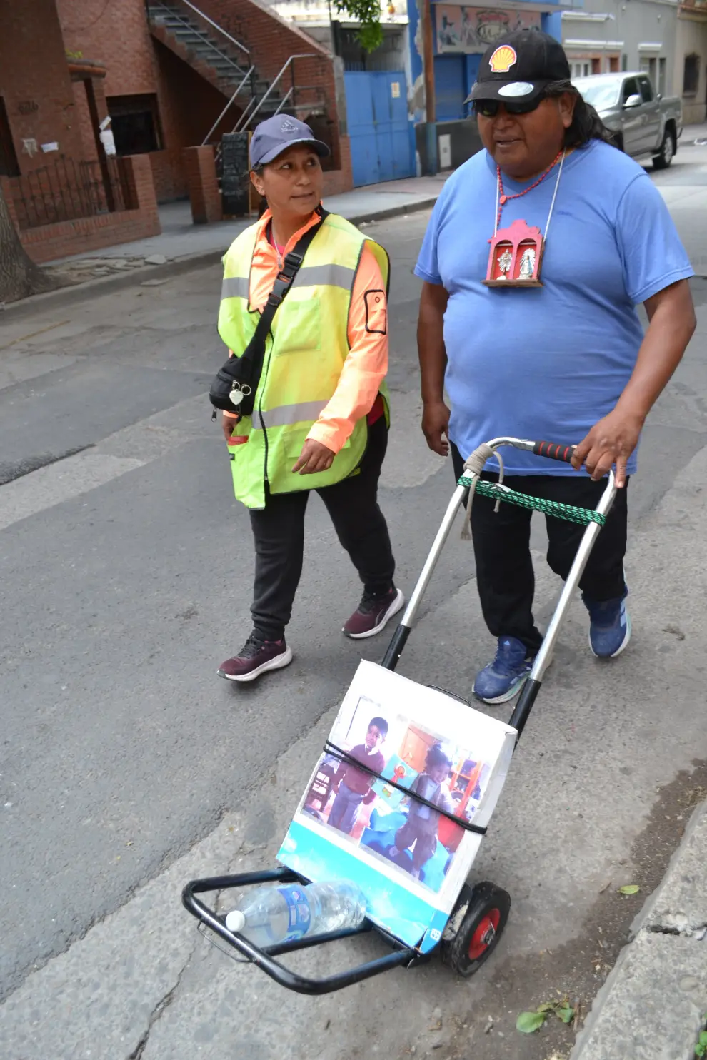 Wally junto a Yanina Cejas, llevando el carrito con la foto de su hija y su ahijado