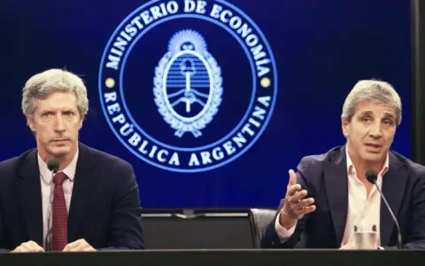 Santiago Bausili, presidente del BCRA y Luis Caputo, ministro de economía.