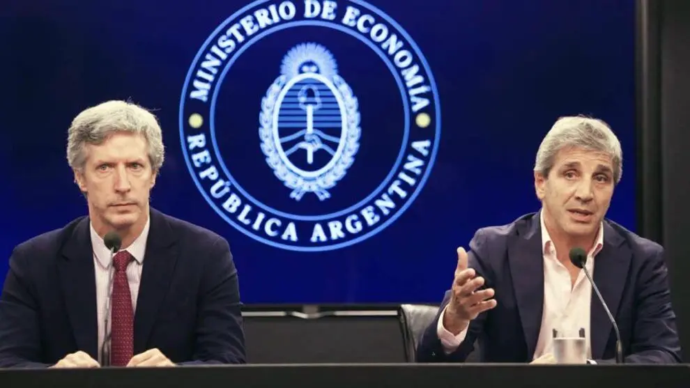 Santiago Bausili, presidente del BCRA y Luis Caputo, ministro de economía.