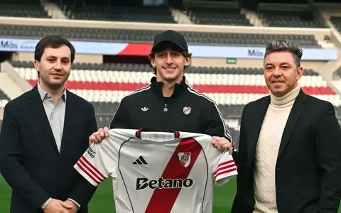 Galarza Fonda, uno de los refuerzos que no dieron la talla en River, secundado por el actual presidente Stefano Di Carlo y por el DT Marcelo Gallardo.