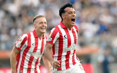 Tiago Palacios festeja con alma y vida el gol que le dio el pase a la final del fútbol argentino a Estudiantes, tras vencer a su clásico rival.