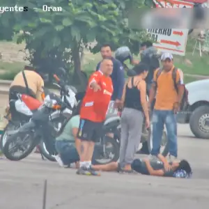 VIDEO Durísimo choque entre motociclistas menores en Orán