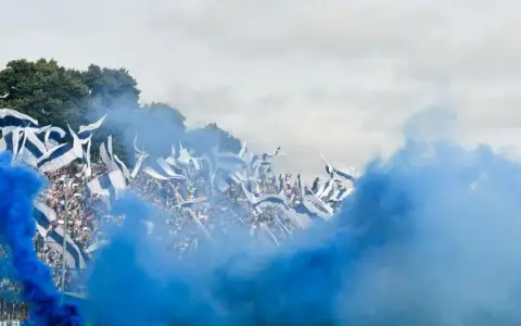 Hinchas de Gimnasia y Esgrima de La Plata en el estadio de El Bosque, donde la fiesta no fue completa para el pueblo tripero.