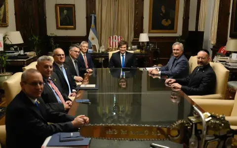Javier Milei días atrás ya había colocado una camiseta de Estudiantes en un lugar central de su propio despacho presidencial.
