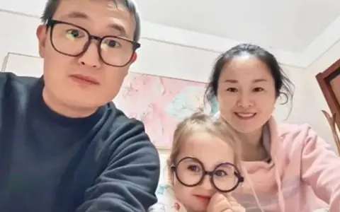 Padres chinos tuvieron una hija rubia y de ojos azules