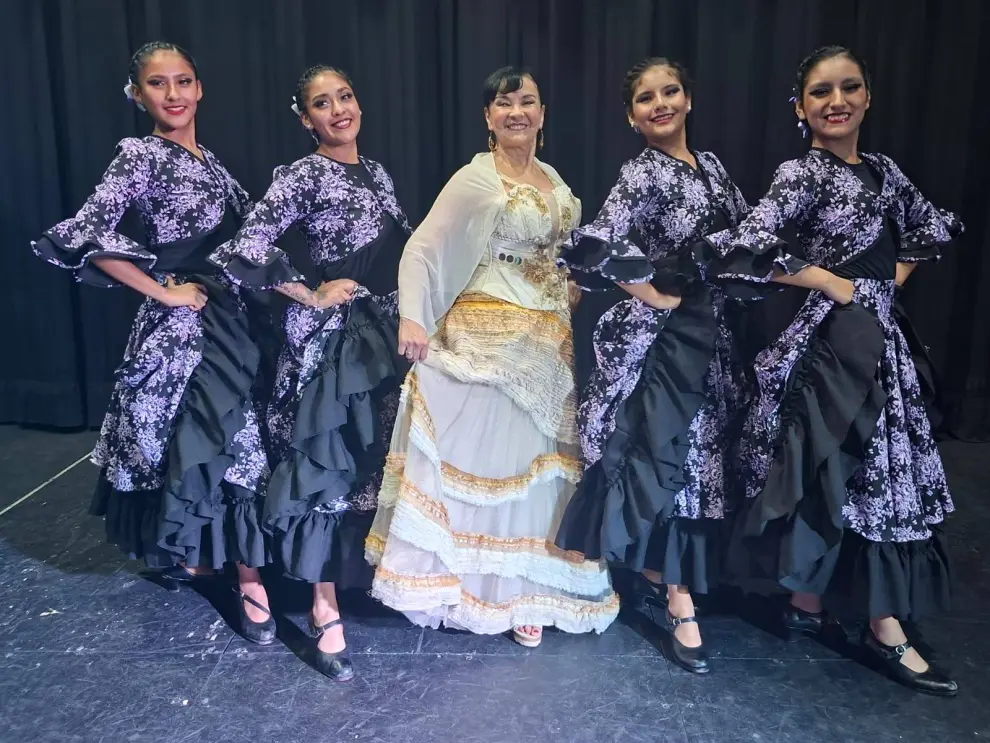 Marina Jiménez y bailarinas