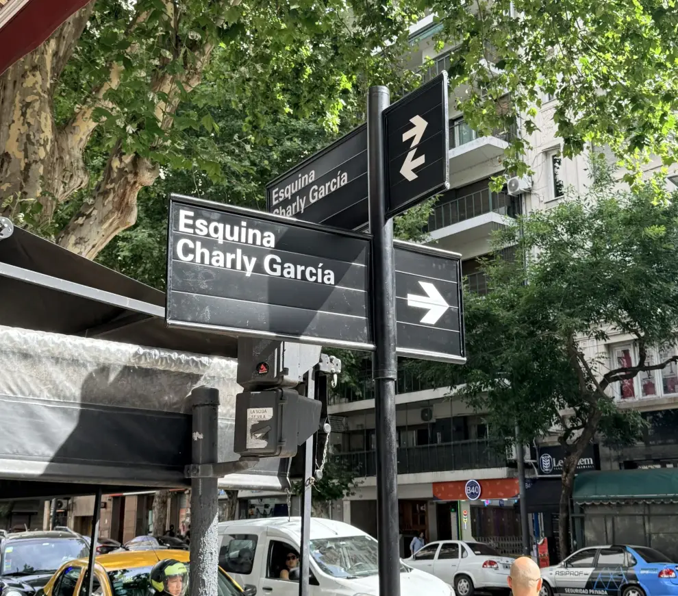 Los carteles puestos en la esquina que homenajea a Charly