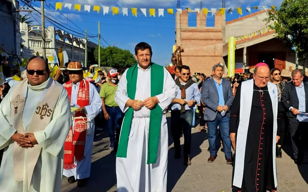 Ariel Fessia junto a Monseñor Cargnello en la procesión a San Francisco Solano en El Galpón