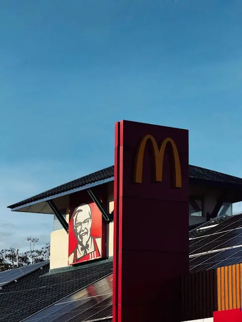Un cartel de McDonald's y el logo de KFC