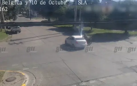 Momento en que la moto impacta con el auto.