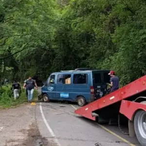 Una mujer resultó lesionada tras caer un vehículo por la cornisa en la Ruta 9