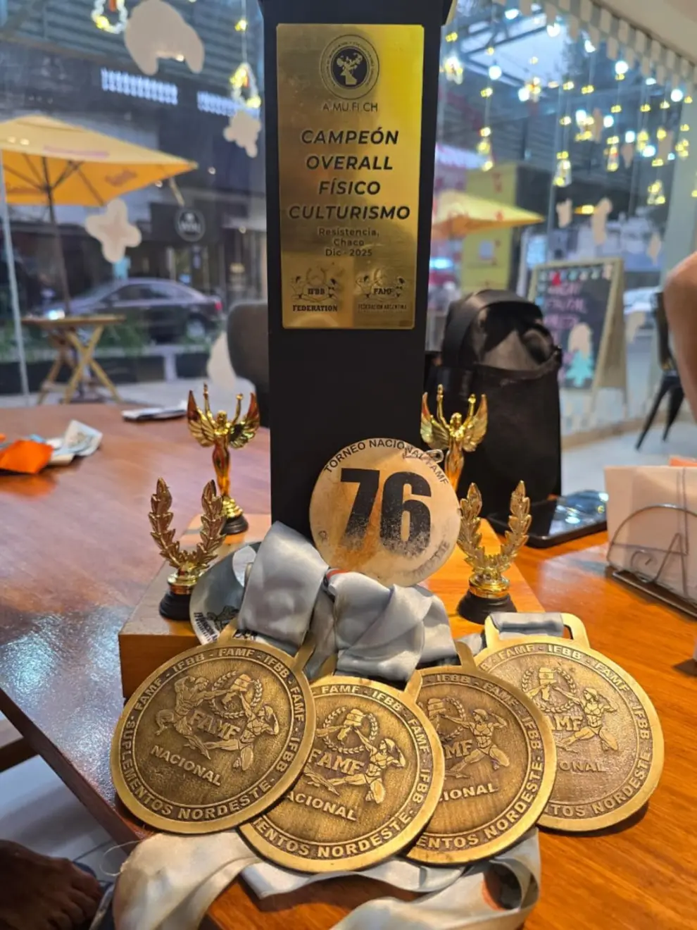 Una vista más cercana a las medallas y el trofeo de Albornoz.