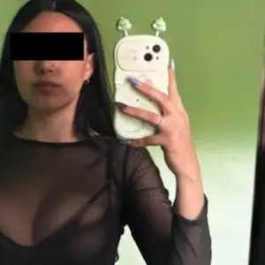 Policía de día, viuda negra de noche
