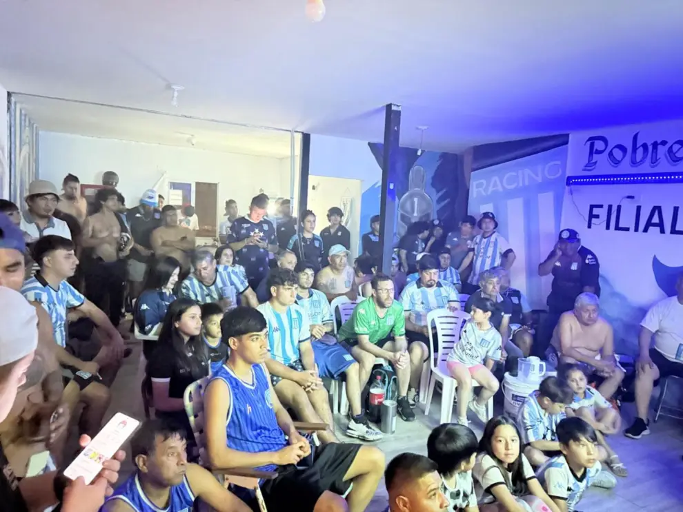 Hinchas viendo la semifinal con Boca en la filial salteña de Racing