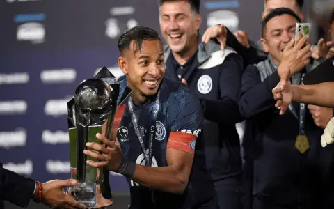 Sebastián Villa festejando la Copa Argentina obtenida este 2025.