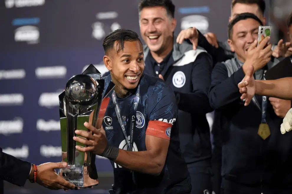 Sebastián Villa festejando la Copa Argentina obtenida este 2025.
