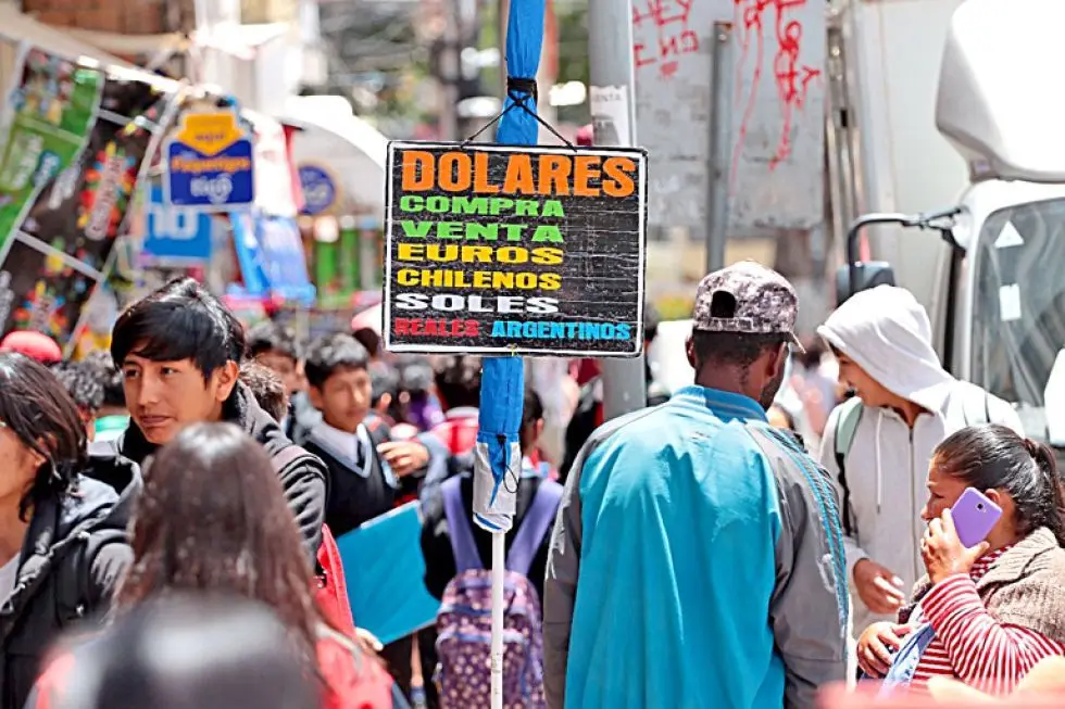 Mercado paralelo de divisas en Bolivia.