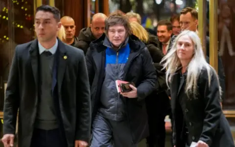 Javier Milei con look YPF