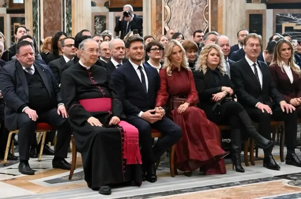 Luisana Lopilato y esposo con el Papa