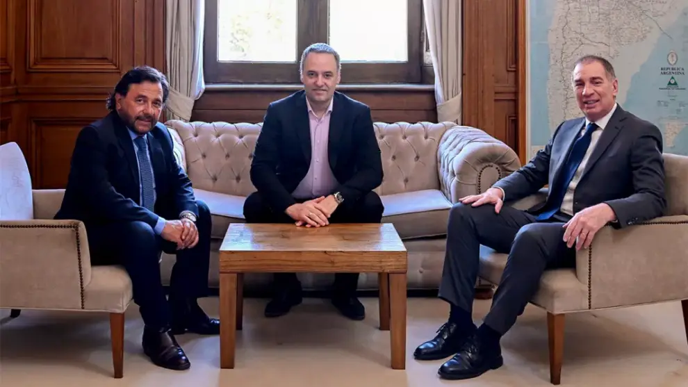 Gustavo Sáenz con funcionarios