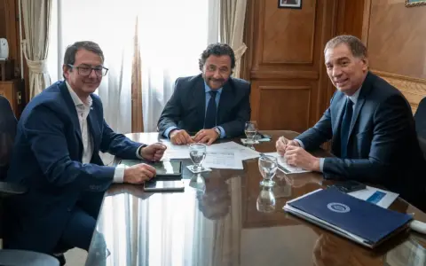 Gustavo Sáenz con funcionarios