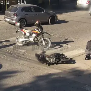 VIDEO: Joven motociclista herida tras colisión en el centro de Salta