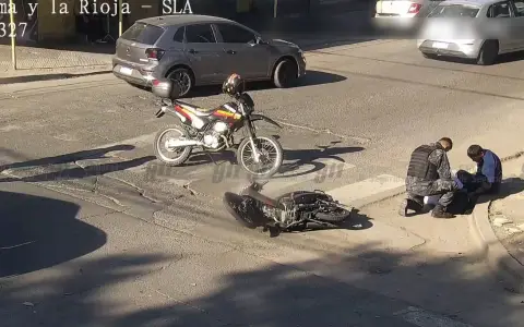 Motociclista colisiona con taxi.