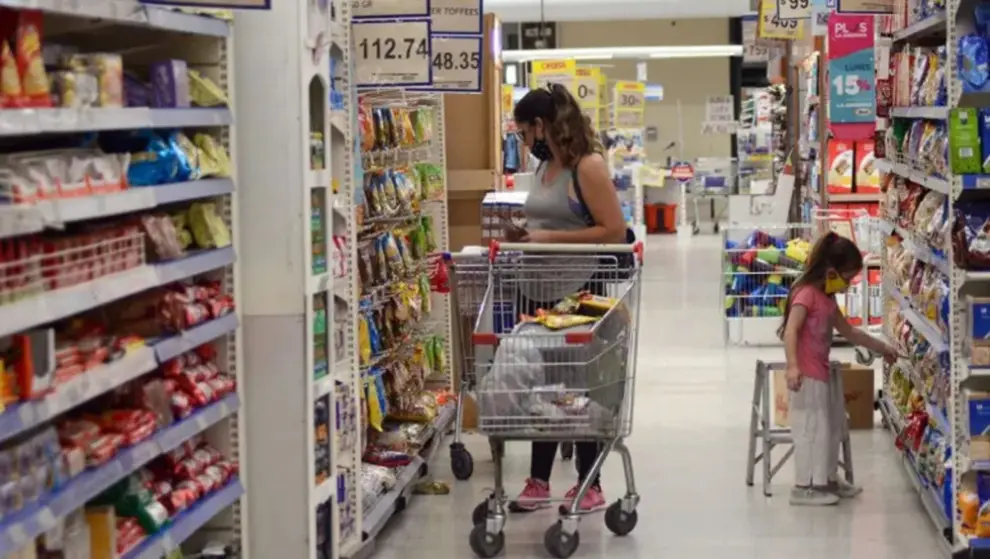 Alimentos y bebidas fueron los que más aumentaron según el Indec.