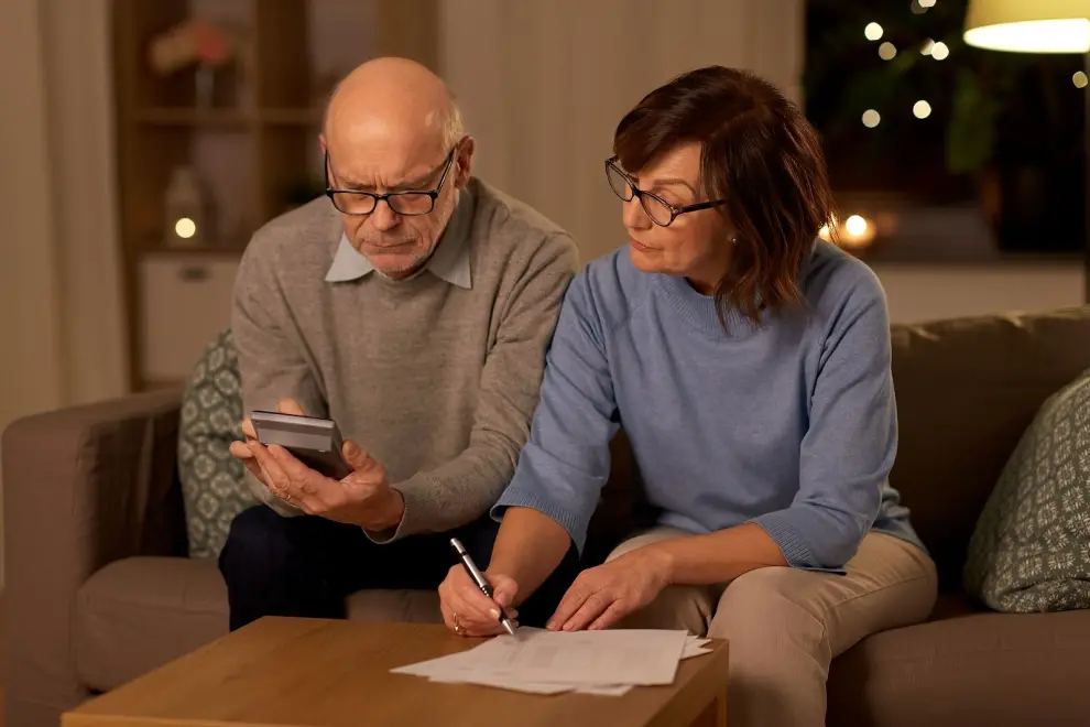 Familia haciendo cuentas.
