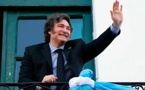 Milei on the world: El Presidente lanzó sus plataformas digitales en inglés