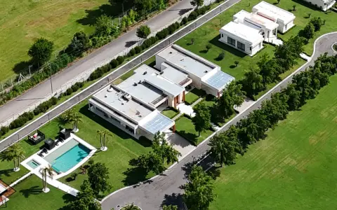 La mansión de Pilar vinculada a Claudio Tapia