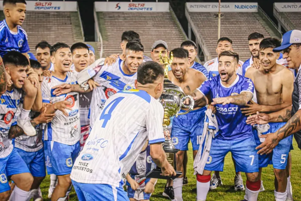 La alegría de los jugadores momentos antes de levantar el trofeo que ganaron