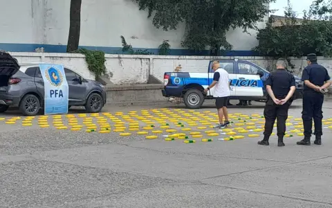 Toda la droga desplegada en la terminal de ómnibus de Orán