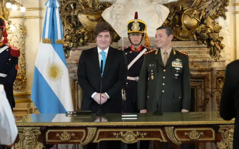 El Presidente junto al flamante Ministro de Defensa tras la jura.