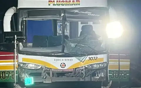 Uno de los micros con hinchas de Estudiantes que chocó en la ruta camino a Santiago del Estero.