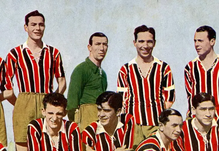 Eduardo "Pibona" Alterio, con buzo de arquero, el primer guardavallas en convertir un gol en el fútbol profesional.